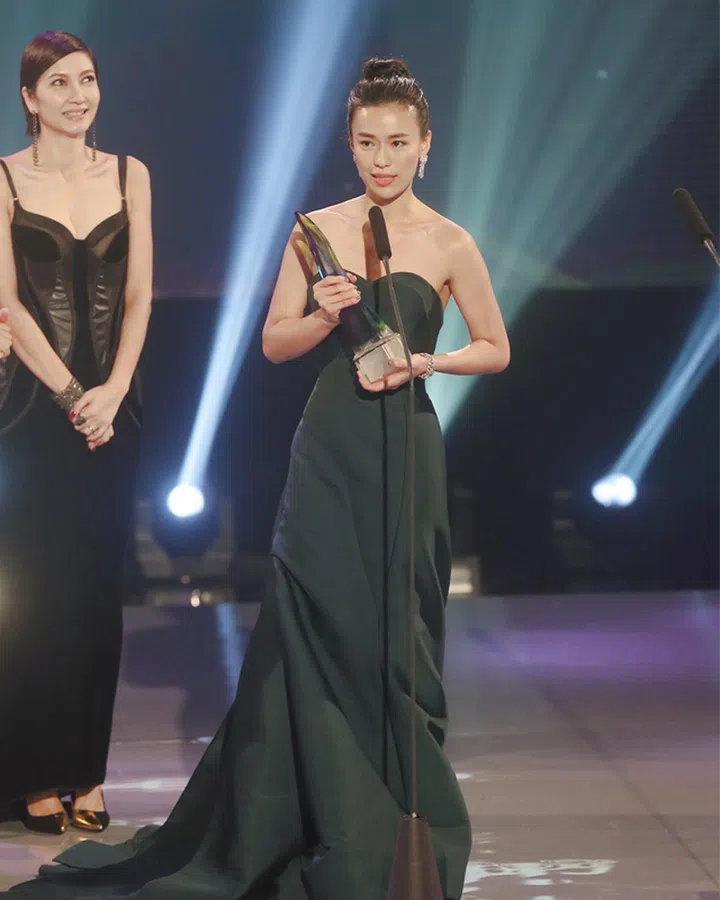 Rebecca Lim delivering her thank-you speech after winning the Best Actress award at the Annual Star Awards, at Caldecott Hill on 26 April 2015. With her on stage are Li Nanxing and Huang Biren.