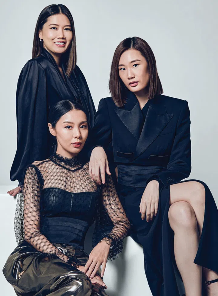 (从上方顺时针方向: Daphne, Desiree and Eleanor) Dolce&Gabbana 连衣裙 $6,345 , Dolce&Gabbana 大衣$3,395 , 裙子 $1,645 , 腰封 $485 (上衣与高跟鞋 , 造型师专属) Dolce&Gabbana 上衣 $1,895 ，长裤$1,895 腰封 $485 (紧身胸衣 , 造型师专属)