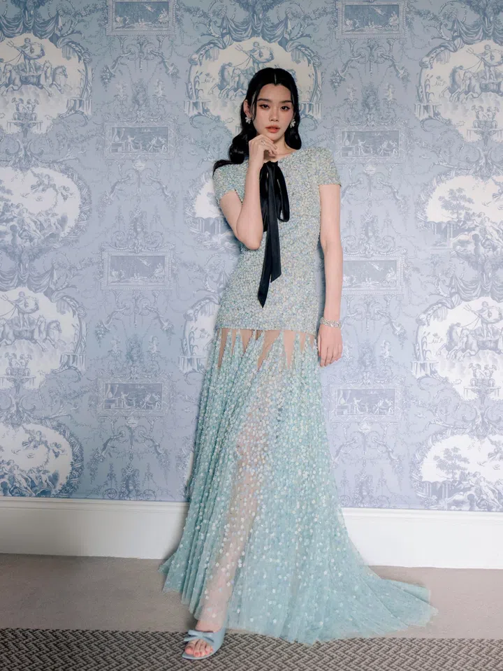 奚梦瑶在派对晚宴上穿Dior 2026春夏高定系列礼服，并搭配Graff多形切割钻石耳坠、手链及7.1克拉椭圆形Promise钻戒