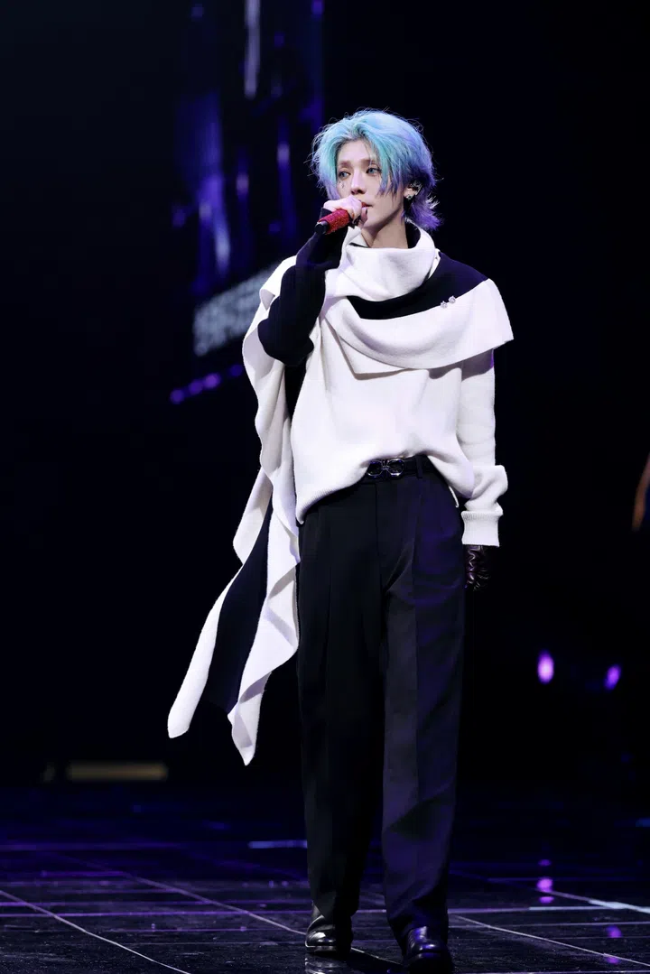 鹿晗在厦门演唱会穿Ferragamo定制造型