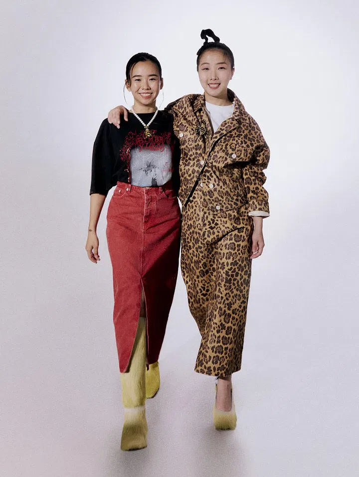 Yu Ting (左）Bimba Y Lola T恤、棉质裙、小牛毛长靴、项链Yun Fann (右） Bimba Y Lola 棉质外套、长裙、小牛毛高跟鞋、胸针, 造型师专属T恤