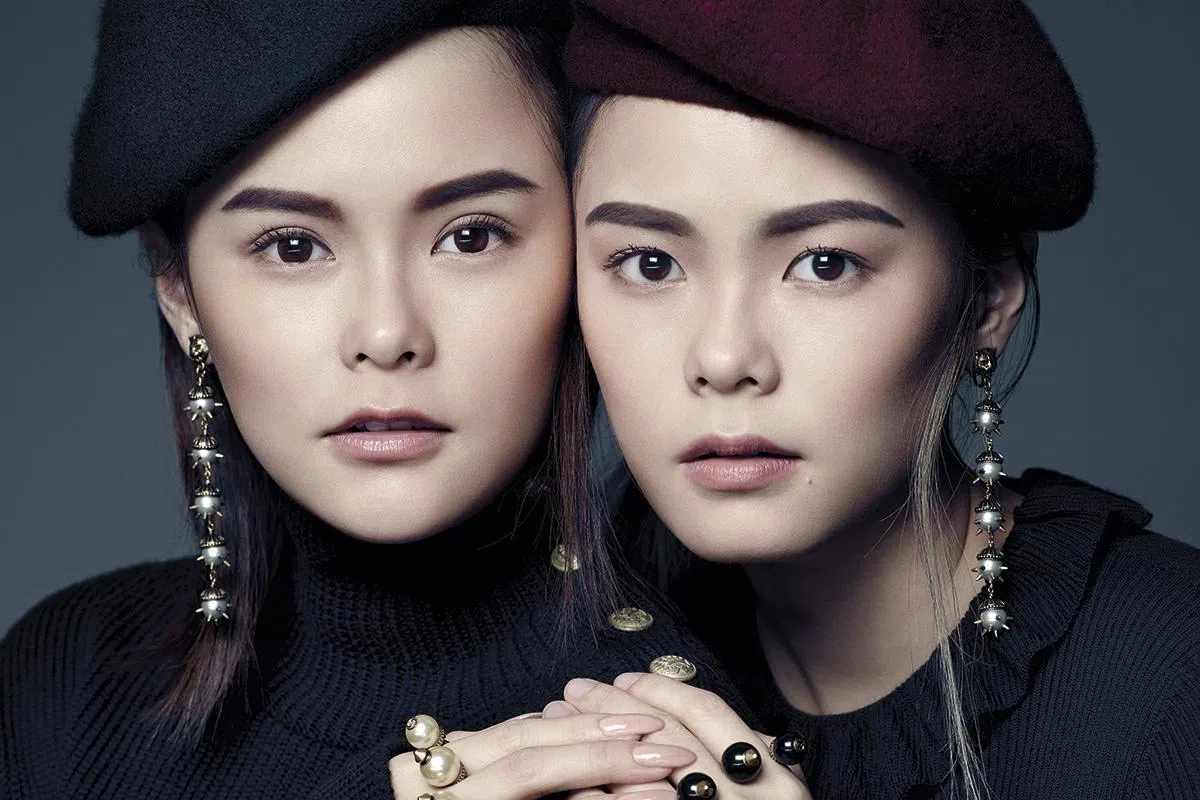 (From left)Jayley穿REDValentino针织羊绒套衫，Gucci耳坠及戒指，造型师专属贝蕾帽；Hayley穿REDValentino针织羊绒及蕾丝连衣裙，Gucci耳坠及戒指，造型师专属贝蕾帽