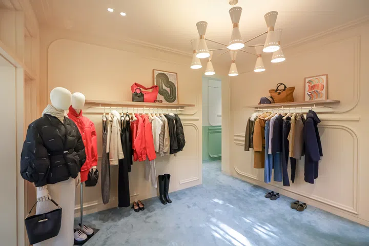 二楼陈列品牌的成衣、手袋、鞋履与配饰系列，尽显巴黎式的优雅