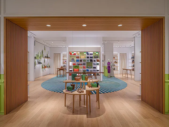 浅木色地板和陈列架完美衬托品牌服饰的色彩