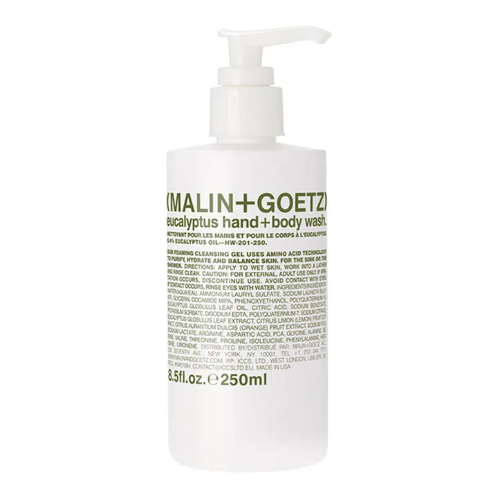 近来刚刚进驻本地Sephora的MALIN + GOETZ，包装上的特点就是白色的瓶身布满满满的成分字句，简约的设计自成一格。桉树洗手液兼沐浴露能有效净化和平衡肌肤，敏感肌肤也适用哦！