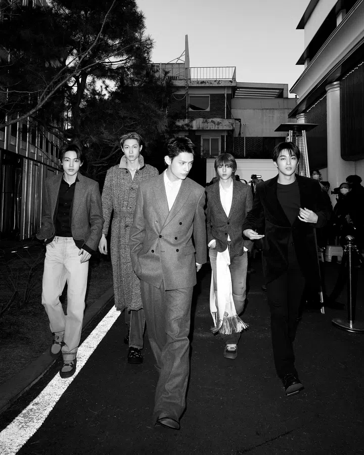 韩国“怪物新人男团”Cortis穿上Jonathan Anderson为Dior设计的首季2026春夏时装