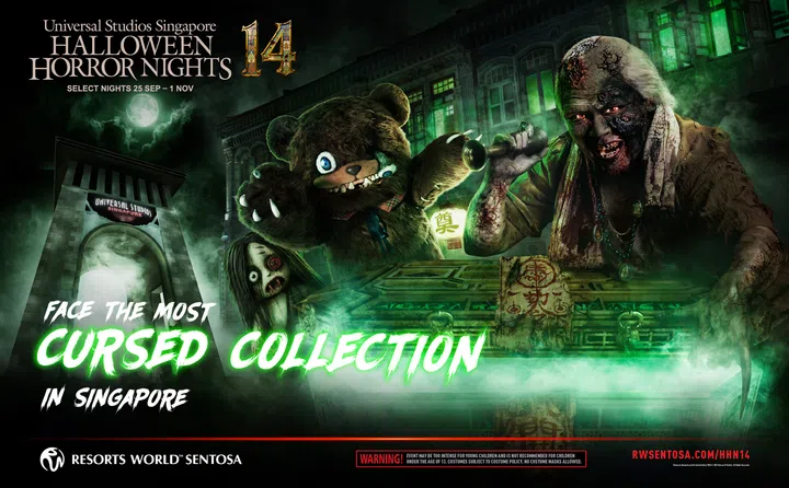 新加坡环球影城 Universal Studios Singapore 2026年第14届 Halloween Horror Nights 万圣节惊魂夜宣传海报。画面以阴森的绿色灯光、浓雾和满月营造恐怖气氛，右侧是一名面部腐烂、手持金属工具的恐怖角色，中央出现露出尖牙的诡异泰迪熊及长发鬼娃，前方则摆放贴有符咒的神秘木箱。海报印有“Face the Most Cursed Collection in Singapore”字样，呼应今年以受诅咒旧物为主题的惊悚体验。
