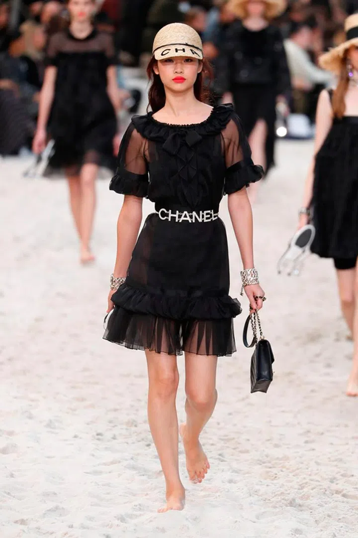 郑浩妍 (HoYeon Jung) fashion show cat walk