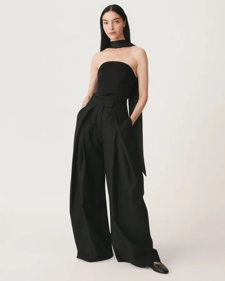 Zara 50周年系列领巾上衣 $75.90，长裤（价格未定），皮革芭蕾鞋 $75.90
