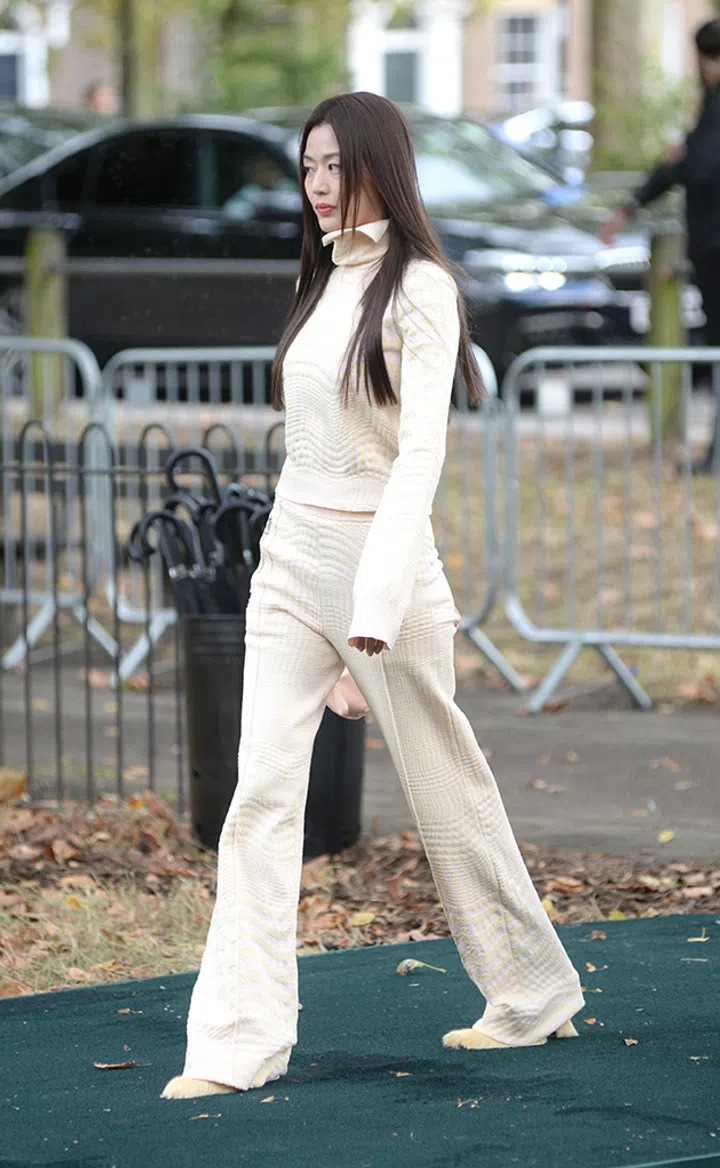Photo Must Be Credited ©Alpha Press 078237 18/09/2023Jun Ji Hyun LFW London Fashion Week 2023 Burberry Fashion Show Arrivals