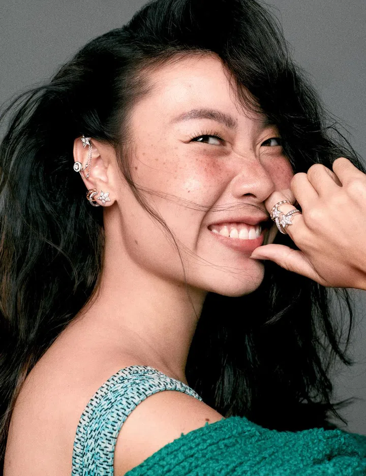 Chanel swimsuit $2,990, cardigan $5,830, Comète 1932 white gold ear cuff with diamonds $17,550Comète Géode white gold medium earrings with diamonds $16,250 white gold ring with diamonds $15,900, Coco Crush white and beige gold earrings with diamonds $5,050, beige gold mini ring $6,200（图：NUYOU拍摄）