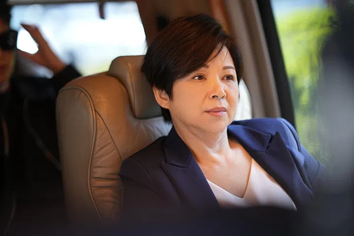 资深影后杨贵媚，在戏里也演回“影后”，在一众年轻女演员里，姜还是老的辣。(图：Netflix提供）