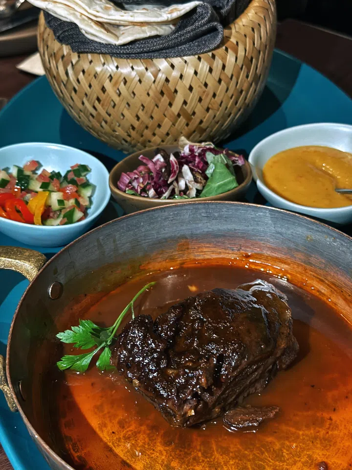 最让人印象深刻的Fat Prince和牛脸颊肉，炖煮至非常软嫩，搭配芝麻菜、黄瓜与香料酱料，再用pita饼包着吃，几乎就像是一份可以自己动手组合的kebab。| 新加坡最值得打卡的高颜值聚餐好去处