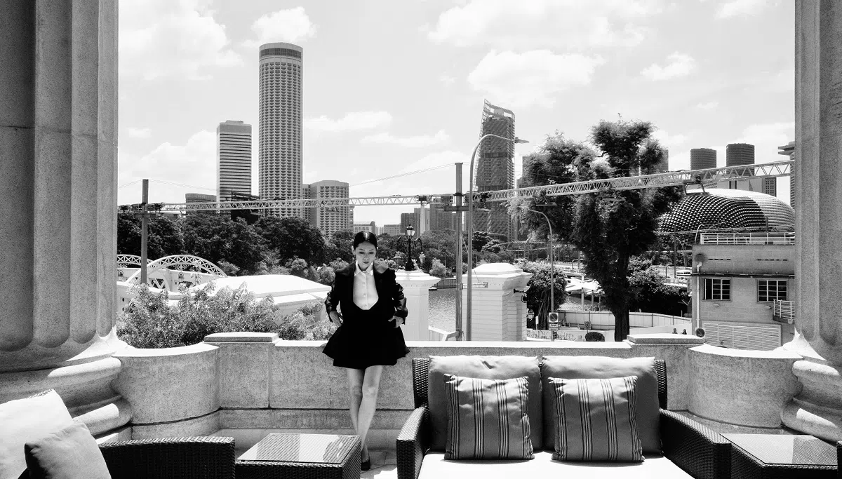 欧菁仙从巴黎回新加坡在The Fullerton Hotel酒店休息拍照