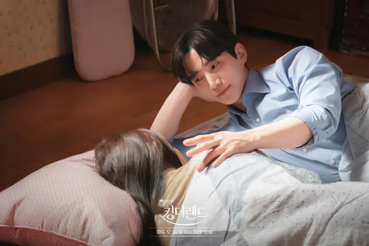 拥抱和抚摸，别以为只是“不起眼”的小动作。要知道通过这样建立的亲密感，是会“日积月累”的~插图：韩剧《欢迎来到王之国》