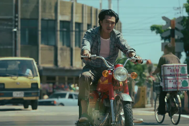 邱泽饰演电影《女孩》中的酒鬼父亲