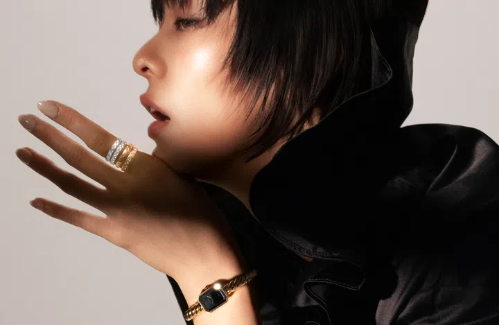 香港新生代艺人卢慧敏身穿黑色高领上衣，微微侧身凝视远方，指间叠戴金色与银色戒指，腕上佩戴金链表，展现优雅与力量并存的气质。卢慧敏封面人物专访。