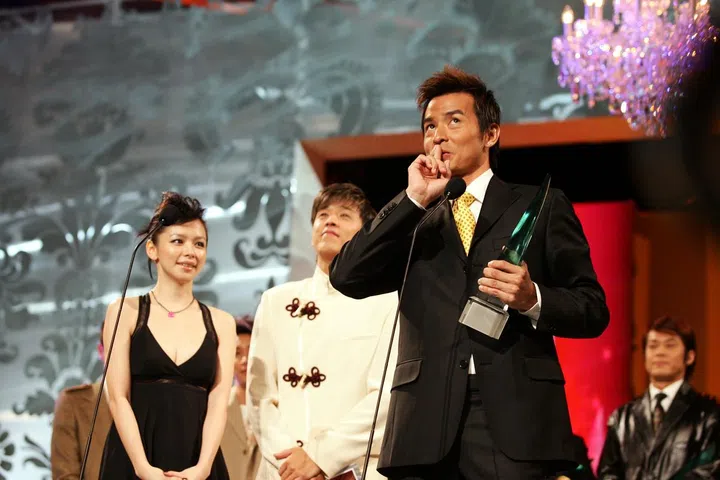 李铭顺于2004年荣获“十大最受欢迎男艺人”奖项，手中握着的，正是至今仍在使用的奖座设计。（图：The New Paper © SPH Media Limited)