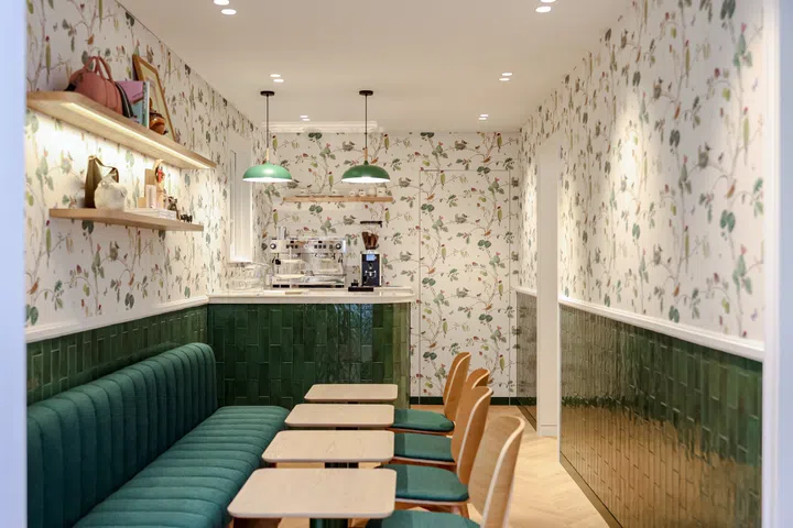 Café Longchamp以法式美食致敬匠艺传统；英国艺术家David Nash的纸艺为空间注入活力，鸟与巢图案壁纸呼应宅邸意象