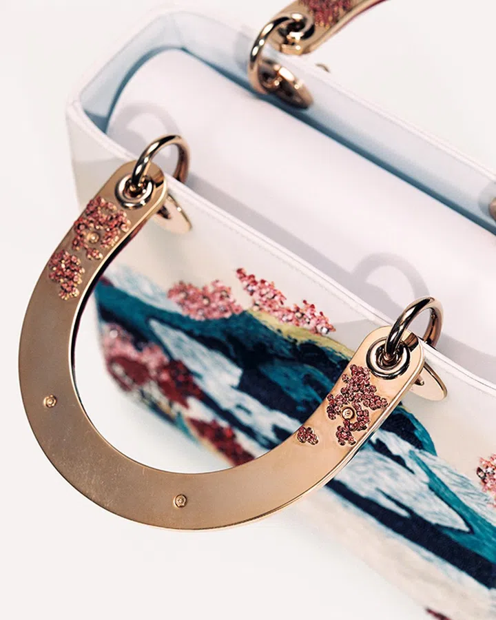 铁质手柄的浮雕细节以手工彩绘而成（图：Dior）