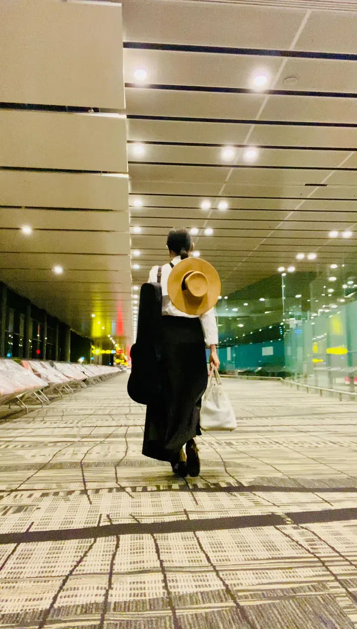 欧菁仙在樟宜机场准备登上回巴黎的航班。虽是背影照，可她却总是默默落泪