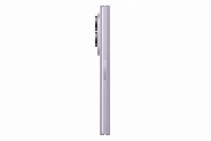 Samsung Galaxy Z Fold8 Lavender（薰衣草紫）侧面产品展示图。手机以折叠状态直立摆放，从侧面完整展示机身轮廓。机身采用淡紫色金属边框，侧边印有Samsung品牌标志，整体线条平直利落，突显轻薄设计。背面的双镜头模组微微凸起，与机身形成层次感，镜头采用独立圆形设计。图片以纯白色背景搭配柔和自然光，重点呈现Galaxy Z Fold8纤薄机身、精致做工及简约现代的外观设计。