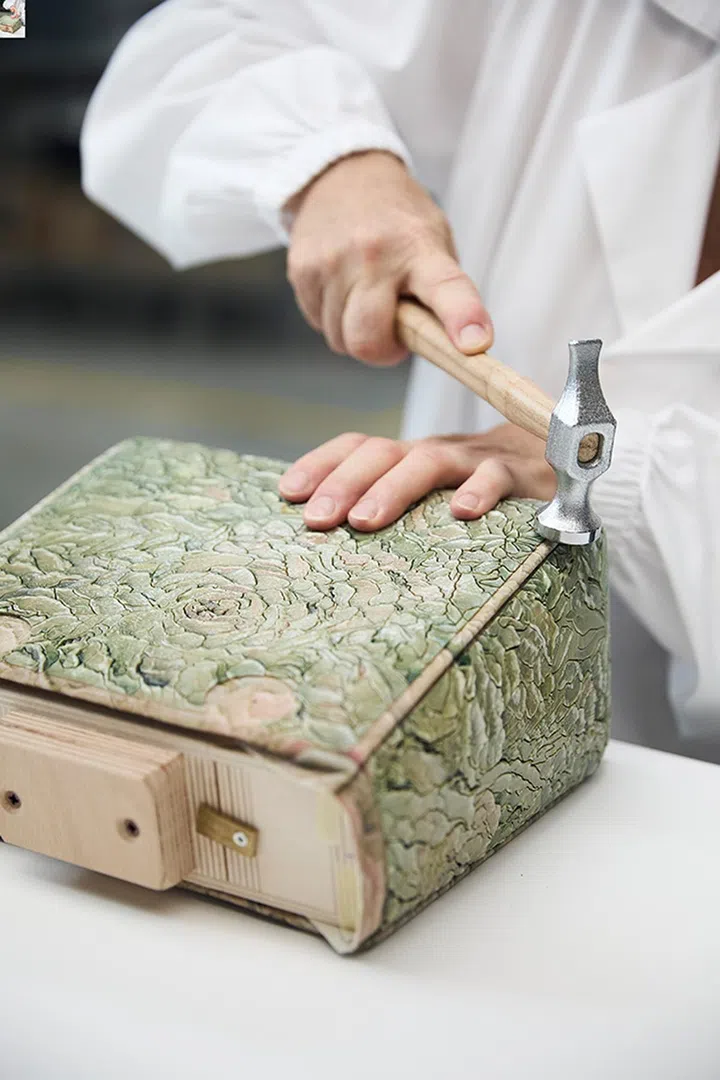 3D打印的树脂浮雕作品被组装到天鹅绒材质再制成Lady Dior手袋（图：Dior）