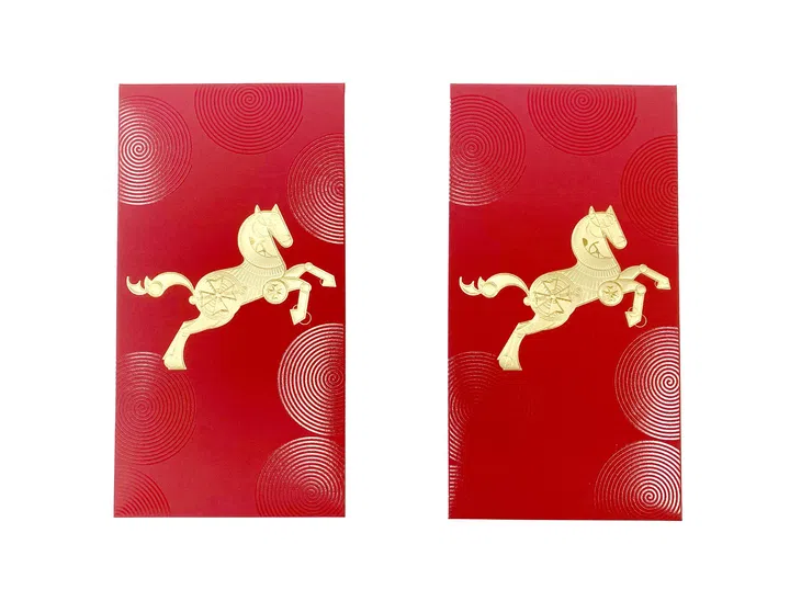 Vacheron Constantin 2026马年红包封正反面设计展示，红包封整体以经典喜庆的大红色为主色调，象征好运与吉祥。中央以烫金工艺呈现一匹跃动中的骏马，线条精致流畅，造型灵感呼应Vacheron Constantin与马术文化深厚的历史渊源。骏马身上的细节装饰融入品牌标志性的马具元素与几何图案，展现优雅与力量并存的视觉效果。背景则点缀多组同心圆旋转纹理，以低调的压纹与烫金工艺呈现，营造出律动与能量感，象征新一年的运势循环与不断向前。整体设计简洁却极具辨识度，将品牌传承与生肖意象巧妙融合，呈现既经典又富现代感的节日红包封设计，兼具收藏与纪念意义。2026马年红包封盘点：今年的新年红包设计，你最喜欢哪一个？