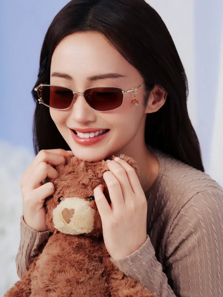 POP MART × Lenskart Sweet Bean限量眼镜系列亮相｜Baifern与Namtan出席新加坡快闪