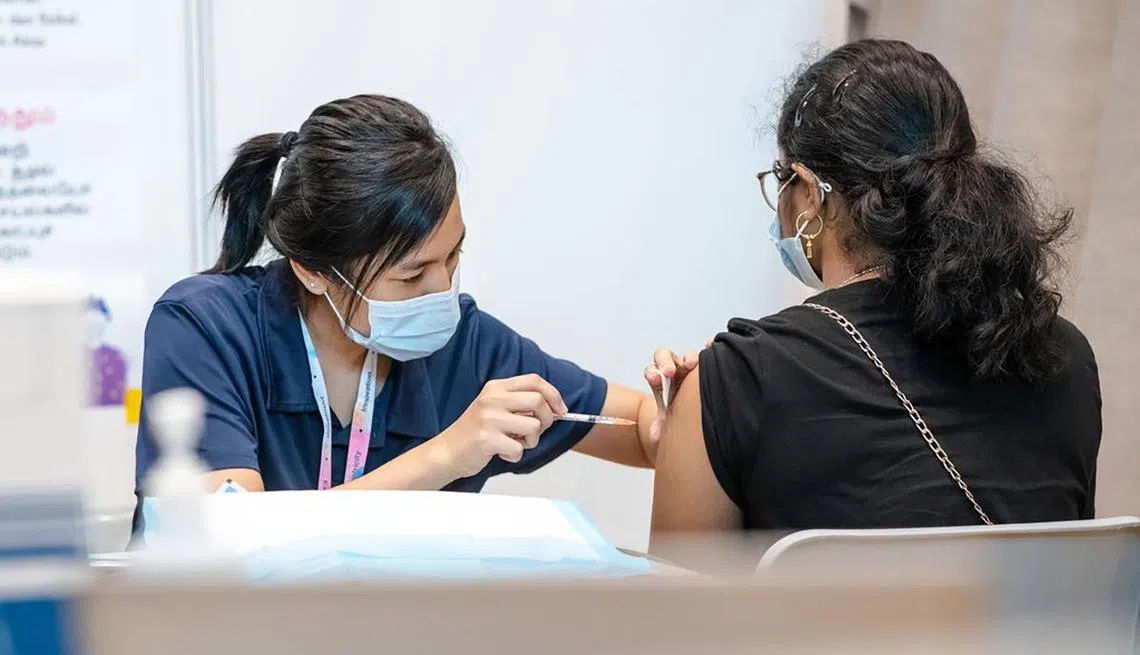 我国政府日前宣布，在接种两剂疫苗一定期限后，符合资格的国人只有接种完追加剂才可视为完成接种。（王乙康面簿）