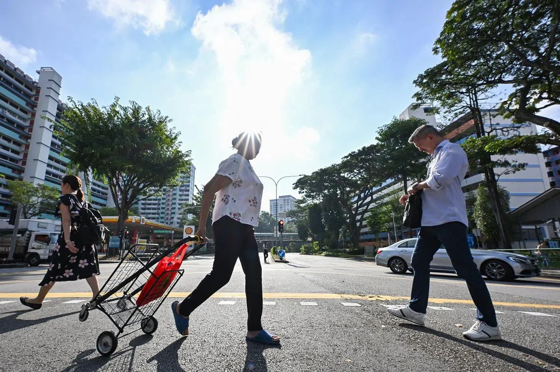 大巴窑1巷的行人。（海峡时报）