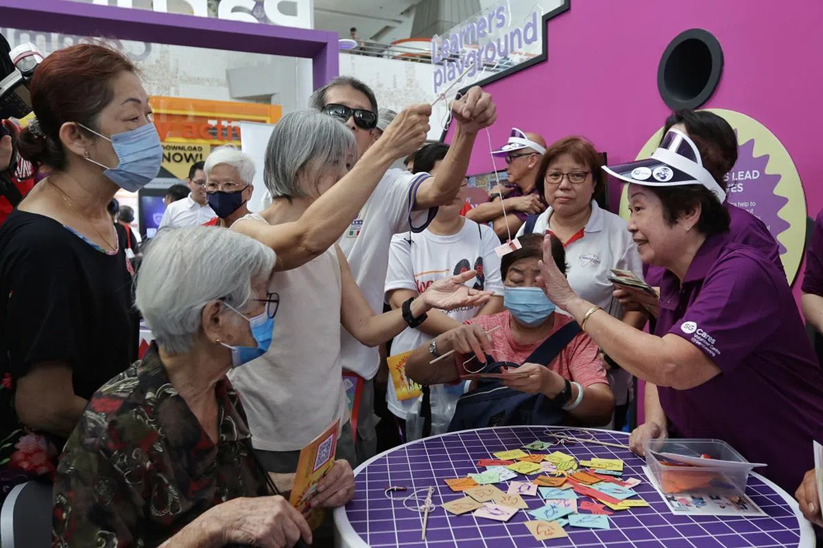 海军部村庄的社区广场每天都有活动让年长者参与。（海峡时报）