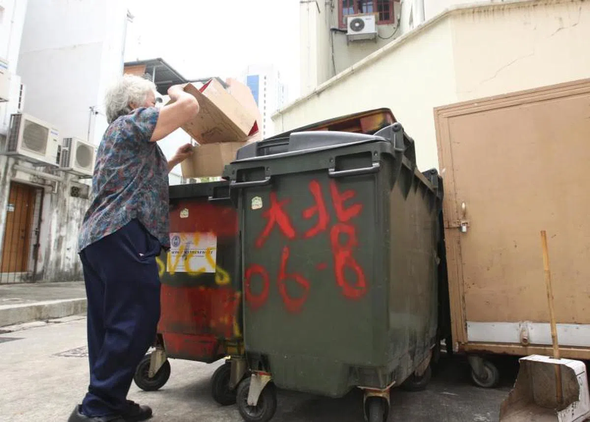  牛车水一带的拾荒老人。（联合晚报） 