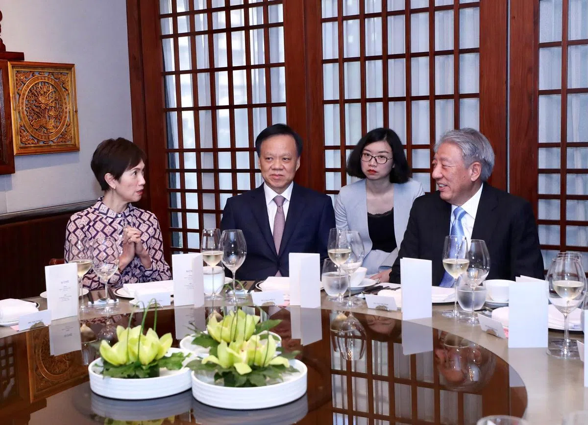  张志贤（右）设宴款待陈敏尔（中），左为杨莉明。（通讯及新闻部） 