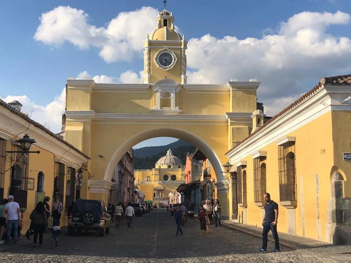 安提瓜最显眼的地标：圣卡塔琳那拱门（El Arco de Santa Catarina）。（叶孝忠摄）