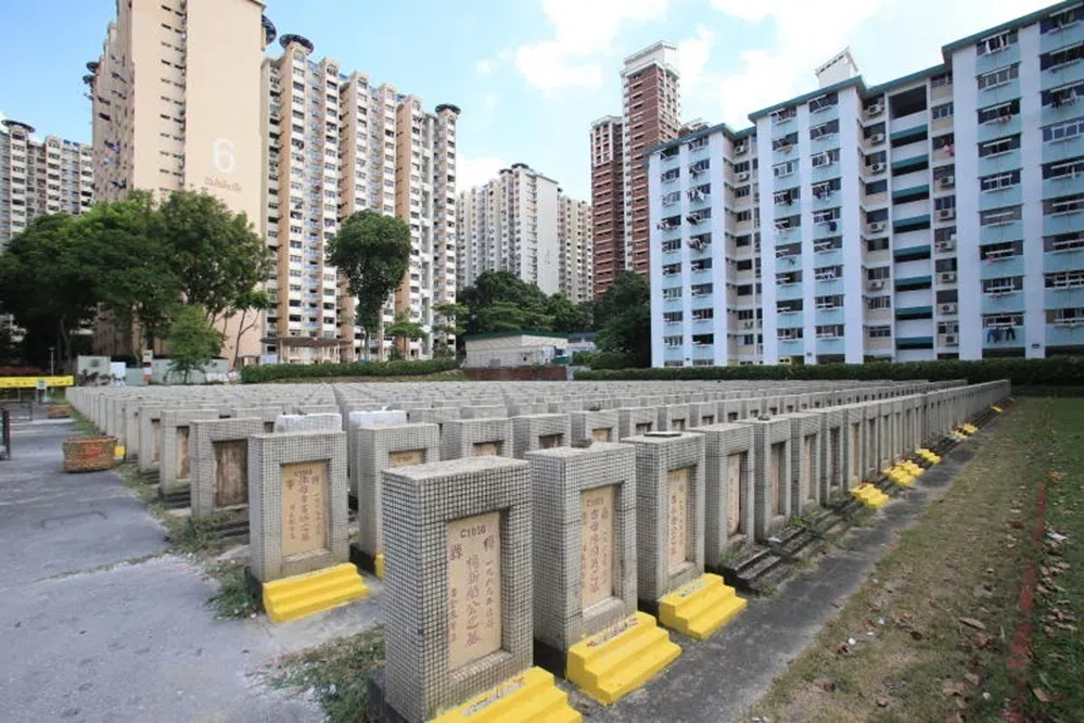 双龙山坟场旁边就是组屋区。