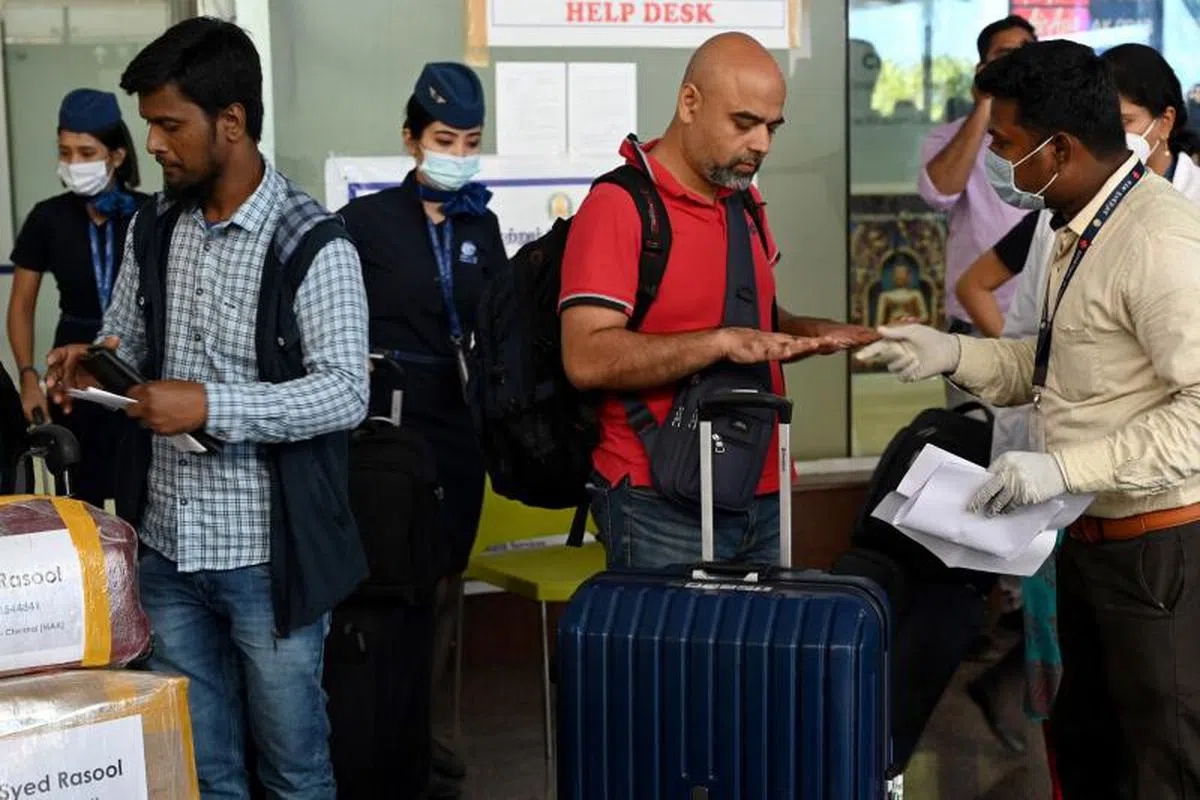 2022年6月3日，卫生工作者在印度真奈（Chennai）国际机场候机楼对从国外抵达的旅客进行猴痘症状筛查。（法新社）