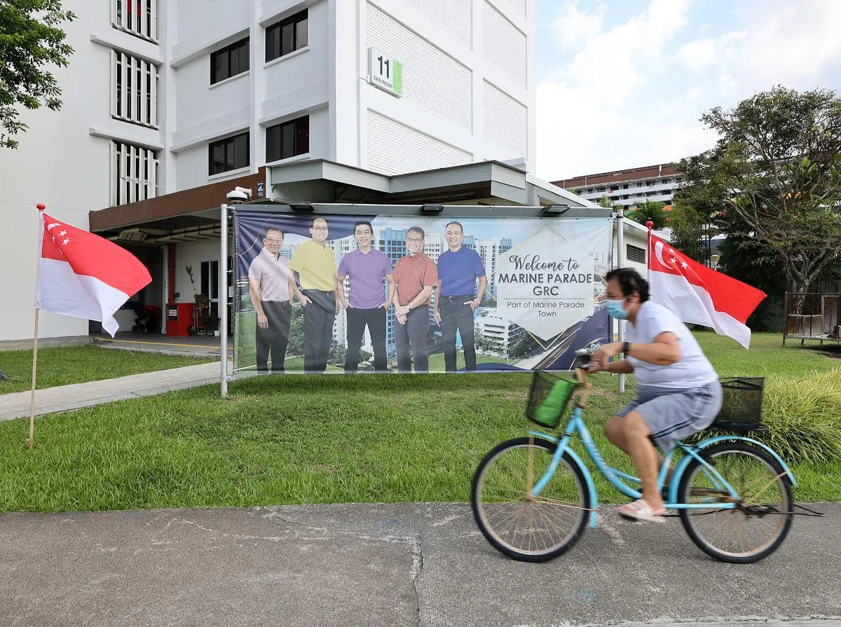 前议长陈川仁（中）7月17日正式退党和辞职。《联合早报》7月18日上午还拍到人民行动党马林百列集选区五人团队的布条，下午就被撤掉了。（联合早报）