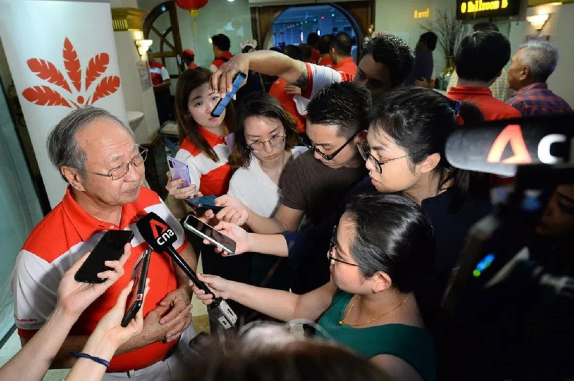 领导前进党的陈清木医生接受媒体访问。（前进党面簿）