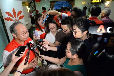 领导前进党的陈清木医生接受媒体访问。（前进党面簿）