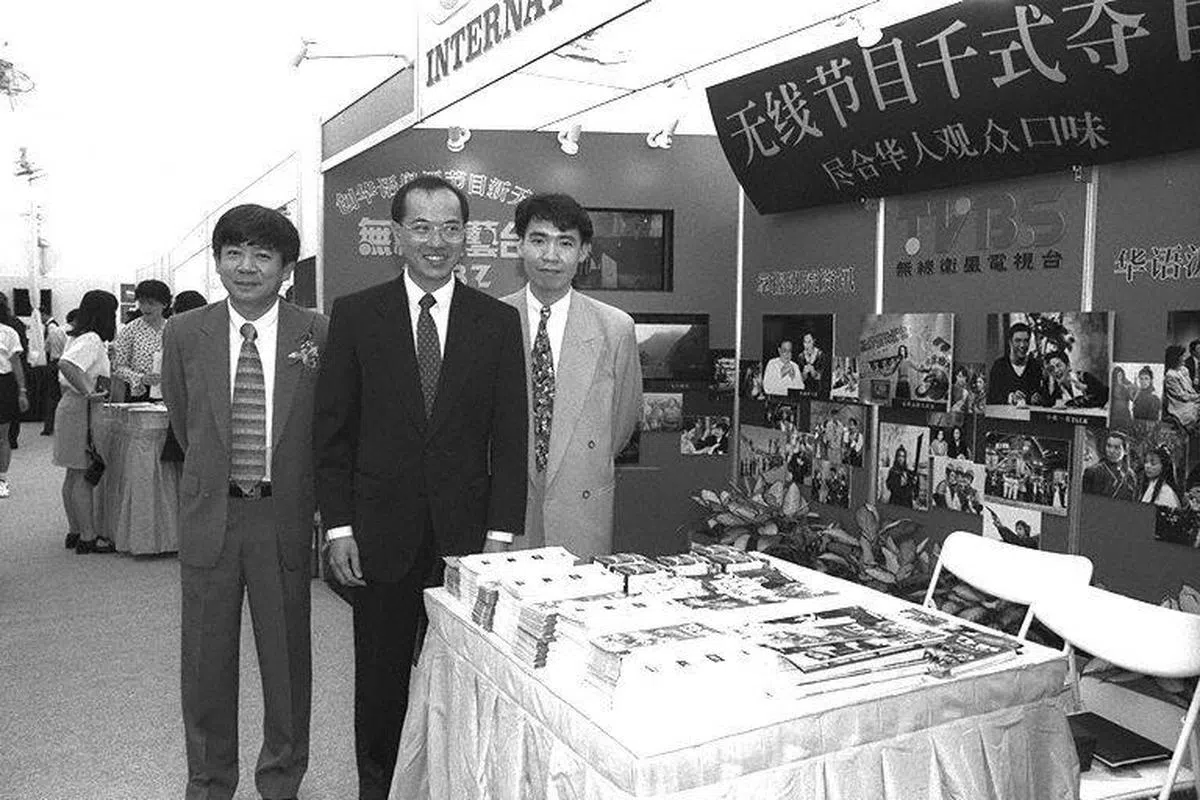  1995年，我出任贸工部常任秘书，和老板出席新加坡有线电视的推介会。（国家档案馆） 