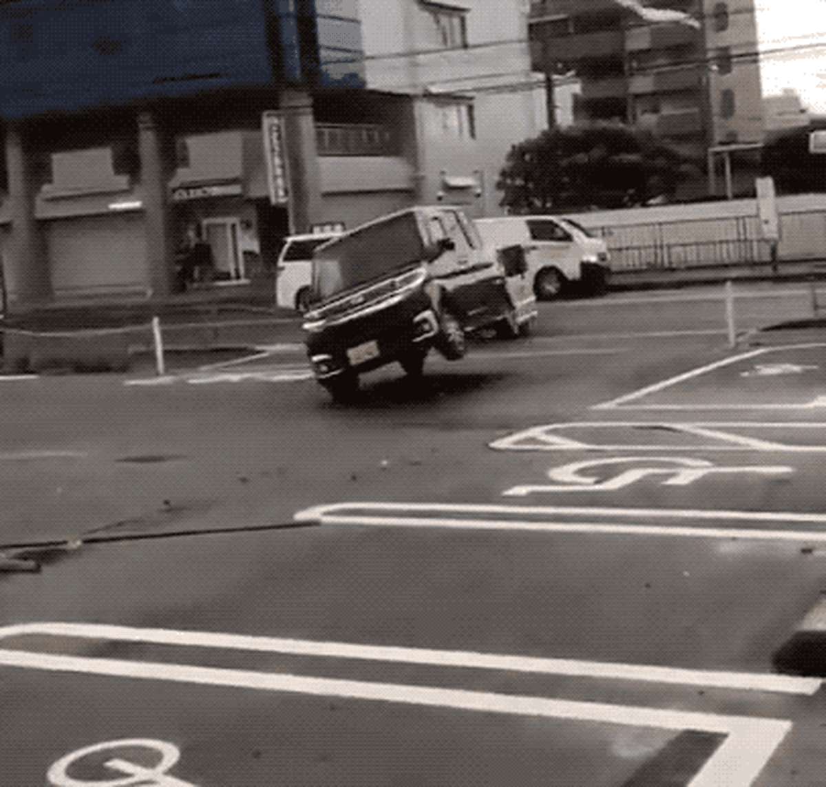  这辆车子不是在表演杂技，它是被狂风吹得倾向一边，差点翻覆。（互联网） 