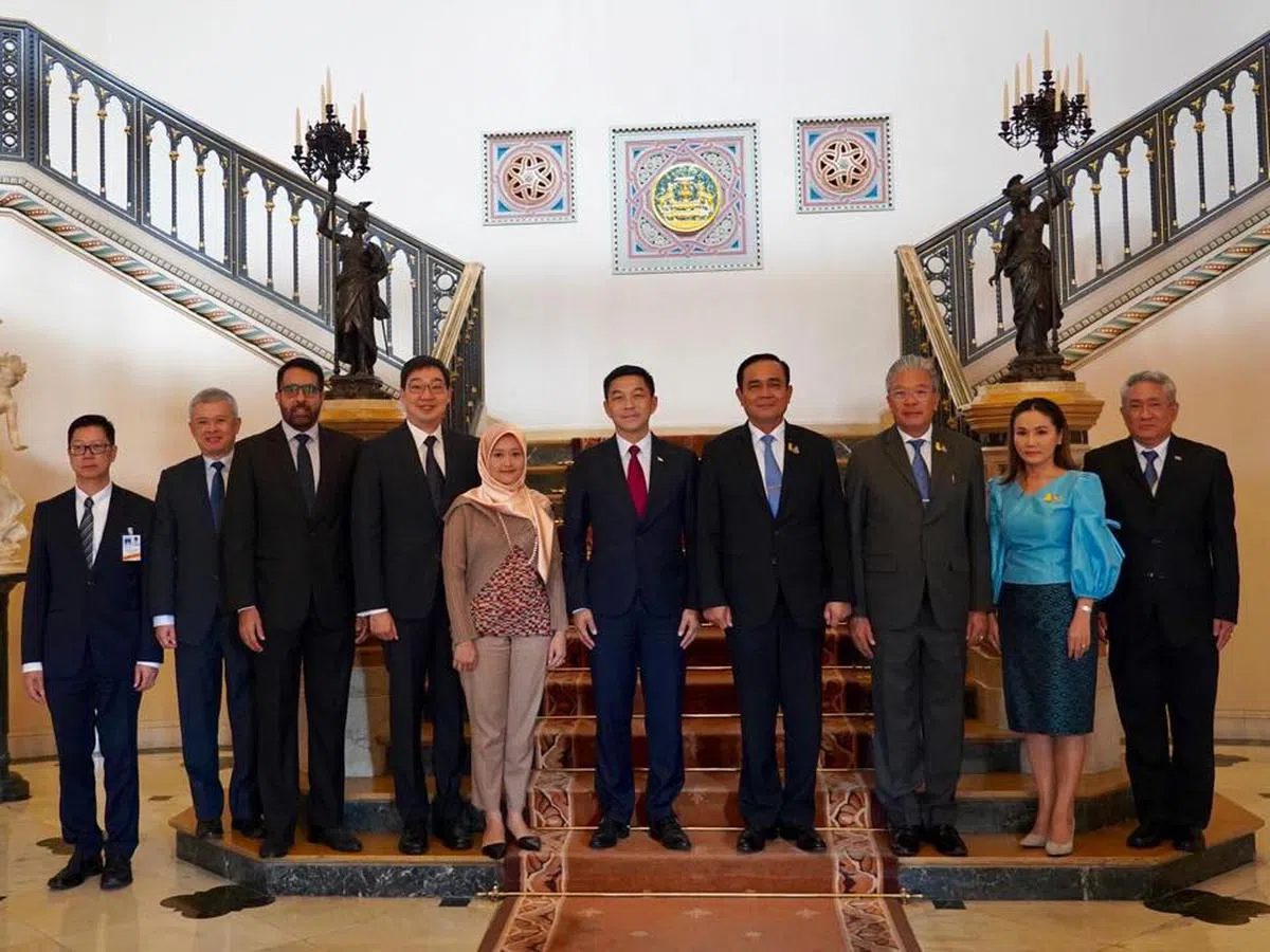  国会议长陈川仁（左六）率领12名国会议员出席在曼谷举行的第40届亚细安议会大会，并同泰国首相巴育（左七）会面。左三为工人党秘书长、阿裕尼集选区国会议员毕丹星。毕丹星面簿） 