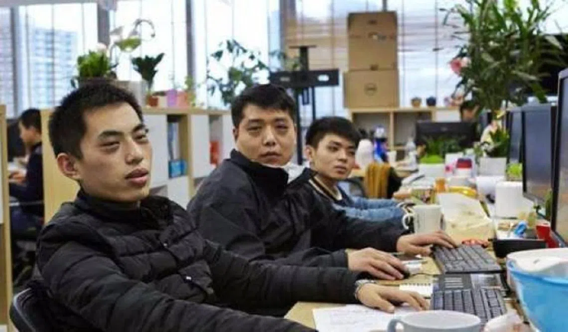 加班加到变熊猫。（互联网）