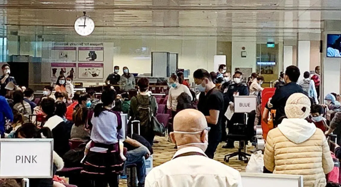 174名新加坡人和他们的家属在2月9日从武汉返新抵达樟宜机场。基础建设统筹部长兼交通部长许文远在面簿上贴照片附文说：“虽然这些新加坡人现在被隔离，但至少他们在武汉的艰难日子已经结束了。”（取自许文远面簿）