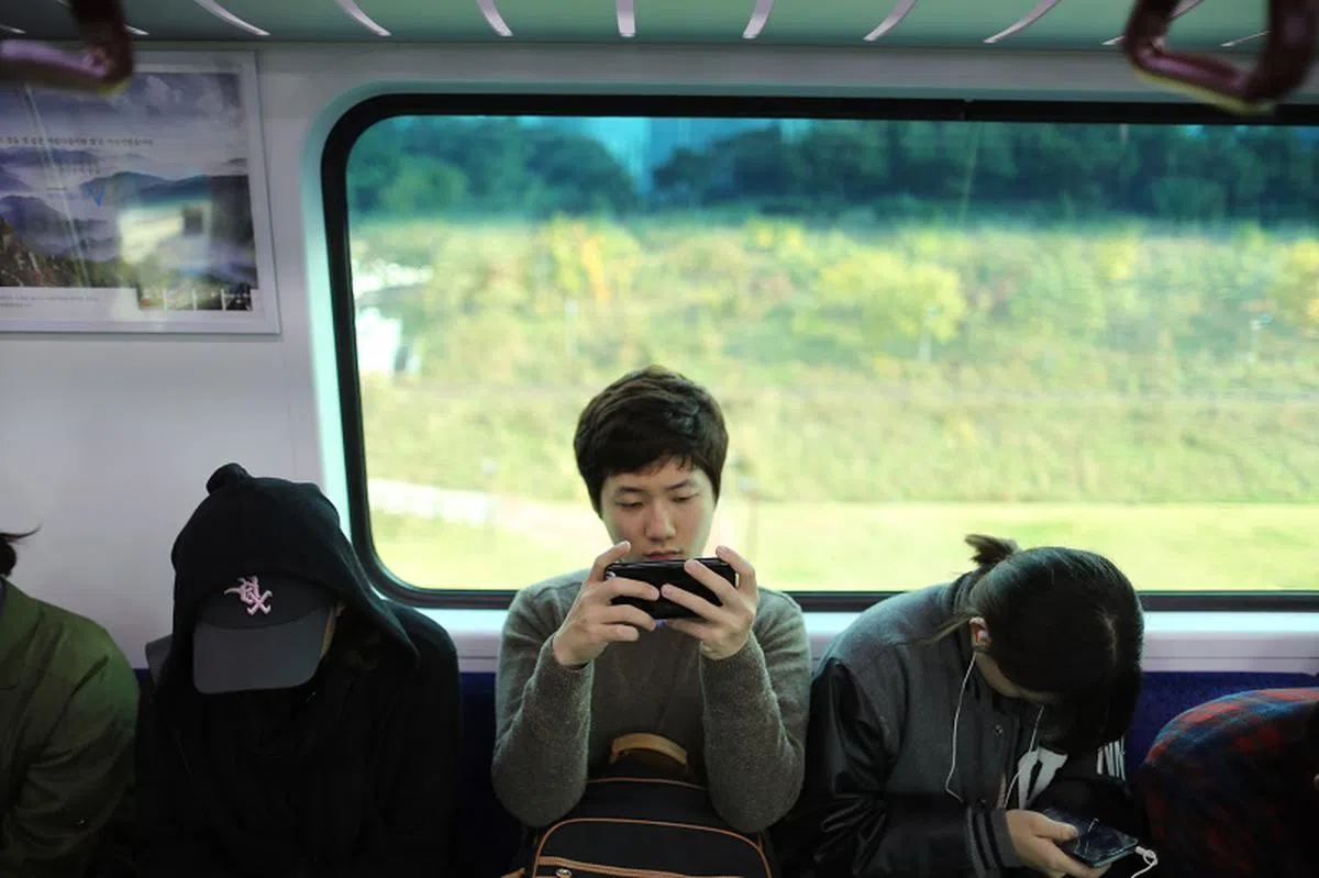 专家说，一些患有长期睡眠问题的青少年，会出现孤独及缺乏社交能力的症状。（联合早报）