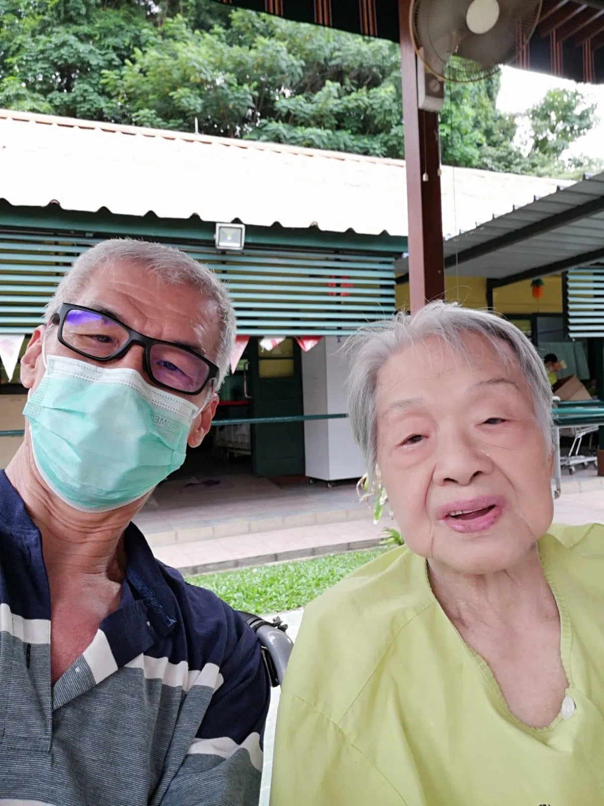  叶奶奶与二儿子的合照。（海峡时报） 