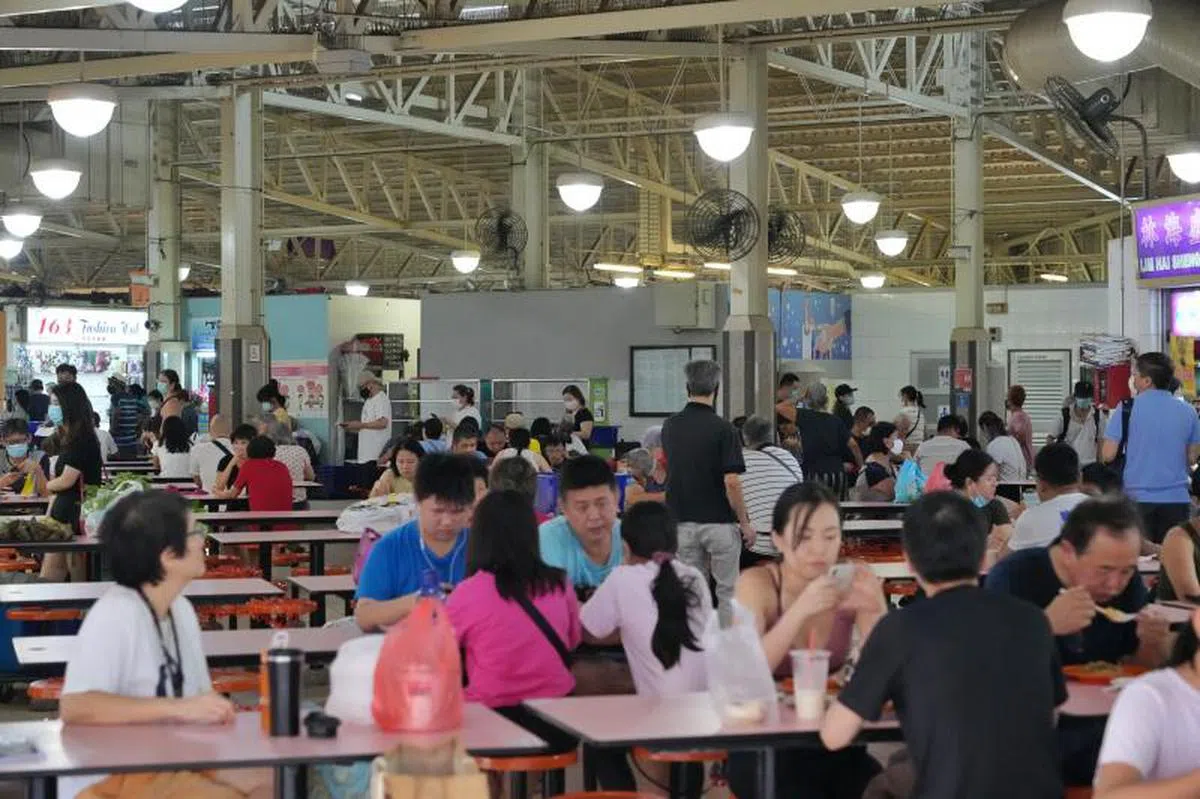  后天起所有餐饮场所将一律禁止堂食。（联合早报） 