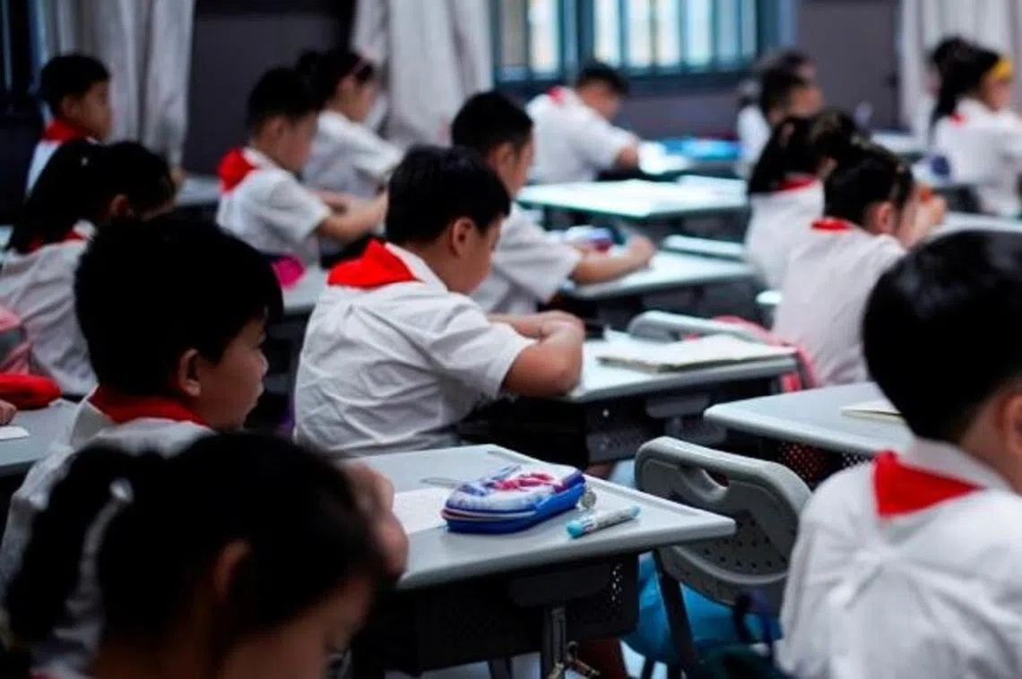 武汉一所小学学生上课的情形。（路透社）