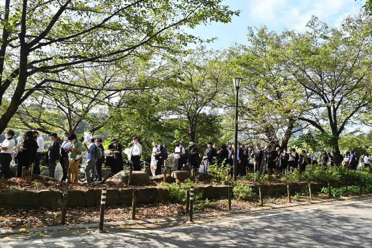 队伍延伸几公里。（法新社）
